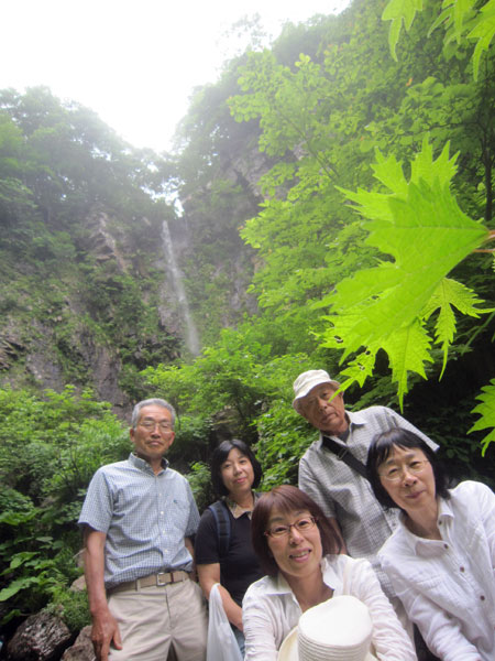 伝説のある“弁ケ滝”で記念写真。