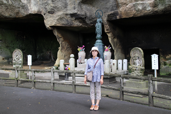 瑞巌寺への参道脇の洞窟には修行の場や石仏が並んでいる。